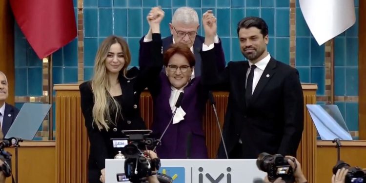 Akşener Gökhan Zan’a rozetini taktı