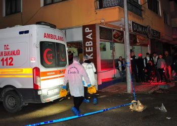 Annesinin boğazını kesip, intihar girişiminde bulundu