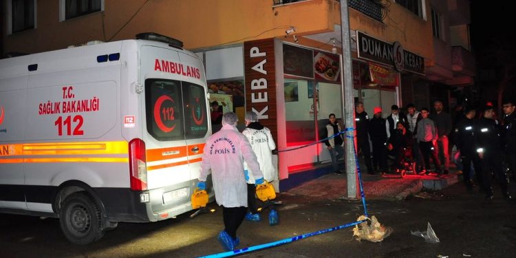 Annesinin boğazını kesip, intihar girişiminde bulundu