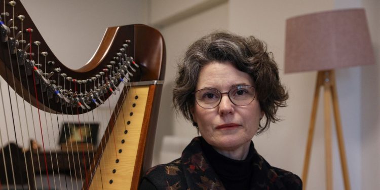 Arp sanatçısı Şirin Pancaroğlu depremzedeler için sahnede