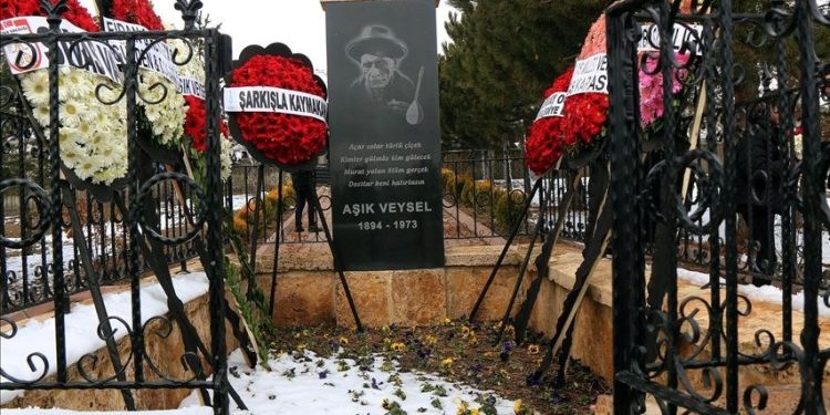 Aşık Veysel vefatının 50. yılında Sivas’ta mezarı başında anıldı