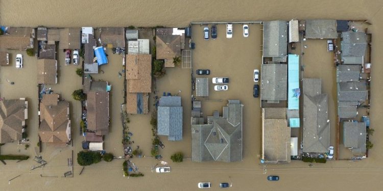 California’yı sel vurdu: 2 kişi öldü, binlerce eve elektrik verilemiyor