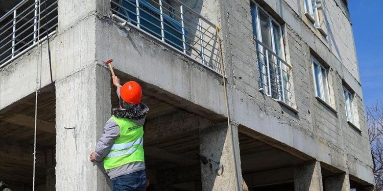 Deprem bölgesinde inşası süren 16 bin binanın 98’i için yıkım kararı