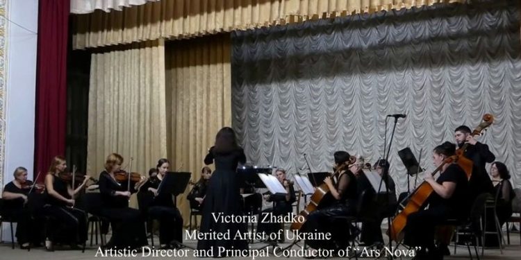 Dünyanın farklı ülkelerinde müzisyenler depremzedeler için konser verdi