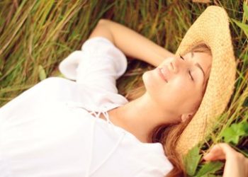 Güneş lekeleri melanom (cilt kanseri) açısından takip edilmeli!