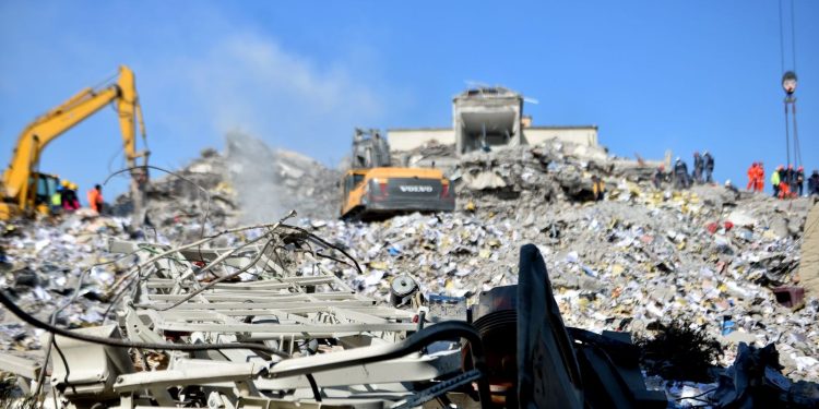 Hatay’da yıkılan hastanenin sorumluları hakkında yakalama kararı