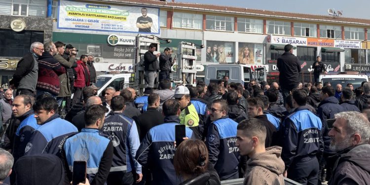 İBB ile Üsküdar Belediyesi zabıtaları arasında platform gerginliği