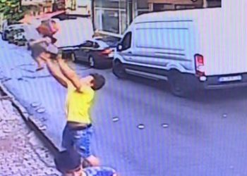 İkinci kattan düşen bebeği havada yakaladı