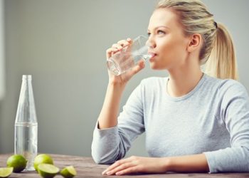 “Kadınlar günde 10, erkekler 14 bardak su içmeli” (Dehidrasyon tehlikesine dikkat!)