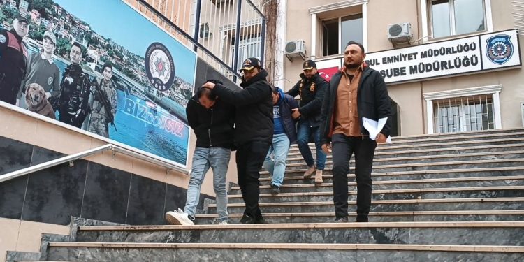 Kendini polis olarak tanıtıp 500 bin lira dolandırdı