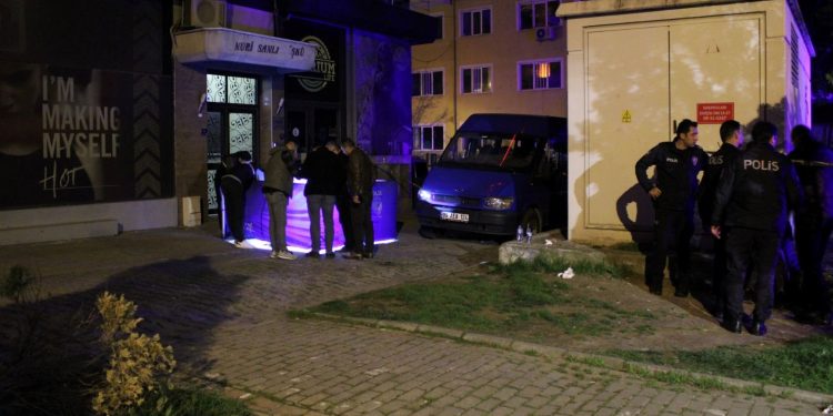 Kızını döven kocasına sinirlenip balkondan atlayan kadın hayatını kaybetti