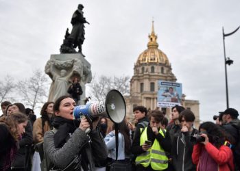 Paris’te emeklilik reformu protestolarında 243 kişi gözaltına alındı