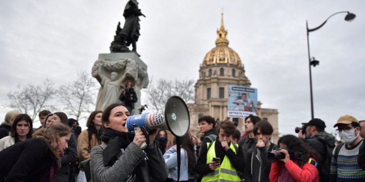 Paris’te emeklilik reformu protestolarında 243 kişi gözaltına alındı