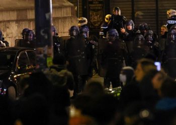 Paris’te enerji sektörü çalışanları emeklilik reformunu destekleyen belediyenin elektriğini kesti