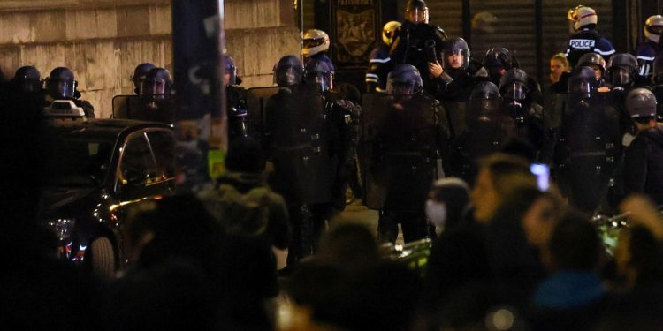 Paris’te enerji sektörü çalışanları emeklilik reformunu destekleyen belediyenin elektriğini kesti