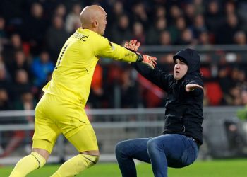 PSV’den Sevilla kalecisi Dmitrovic’e saldıran taraftara 40 yıl ceza