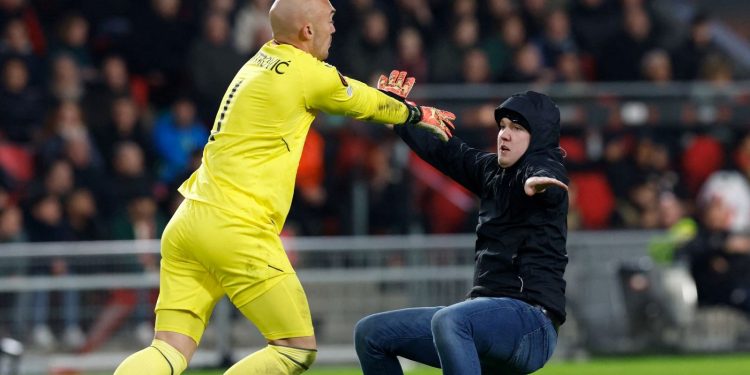 PSV’den Sevilla kalecisi Dmitrovic’e saldıran taraftara 40 yıl ceza