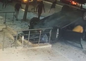 Takla atıp kaldırıma çıkan otomobilden son anda kurtuldu