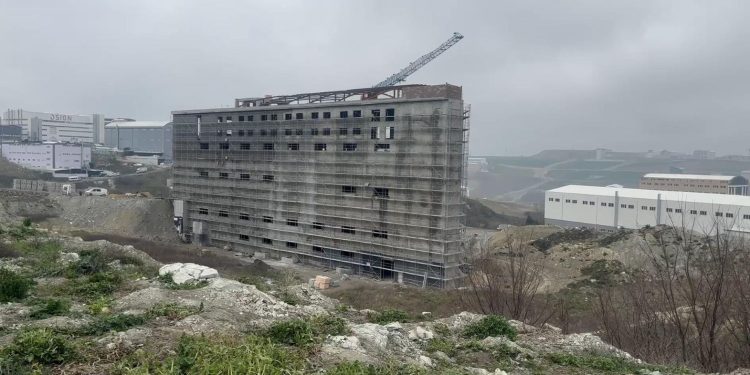 Üzerine moloz dökülen inşaat işçişi hayatını kaybetti