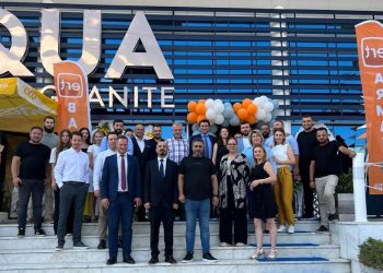 “81 ile Qua yakışır” sloganıyla mağazalaşmaya devam ediyor