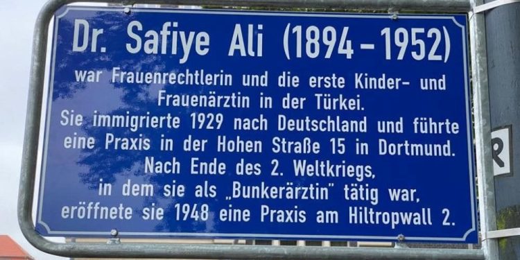 Almanya’da bir sokağa Türkiye’nin ilk kadın doktoru Safiye Ali’nin adı verildi