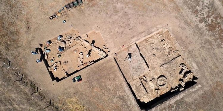 Aydın Tepecik Höyüğü’ndeki kazıda saray benzeri yapı ve tahıl küpleri bulundu