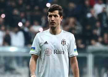 Beşiktaş, Cenk Tosun ve Salih Uçan’ın sözleşmelerinde iyileştirmeye gidiyor