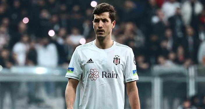 Beşiktaş, Cenk Tosun ve Salih Uçan’ın sözleşmelerinde iyileştirmeye gidiyor