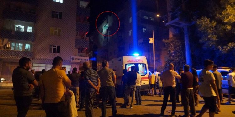 Boşanma aşamasındaki eşinin evine çatıdan girip ateşe verdi