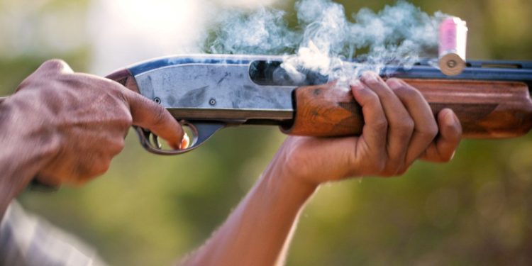 Boşanmak isteyen eşi ile kayıpederine kurşun yağdırdı: 1 ölü
