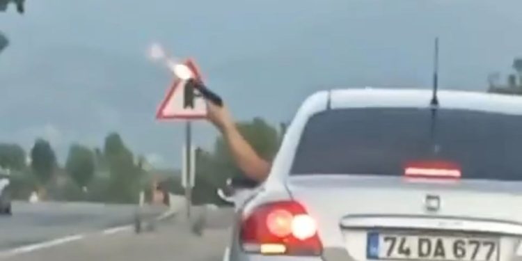 Düğün konvoyunda sürücü havaya ateş açtı, yolcu telefonla kaydetti