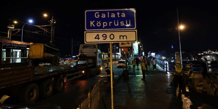 Galata Köprüsü’nde yenileme çalışmasının ilk etabı bu gece başladı