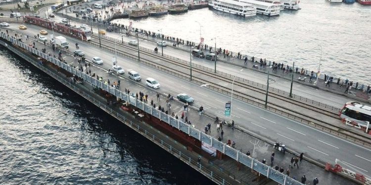 Galata Köprüsü’nde yenileme çalışmasının ilk etabı bu gece başladı