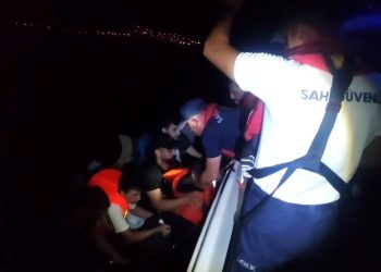 İzmir açıklarında 91 düzensiz göçmen kurtarıldı