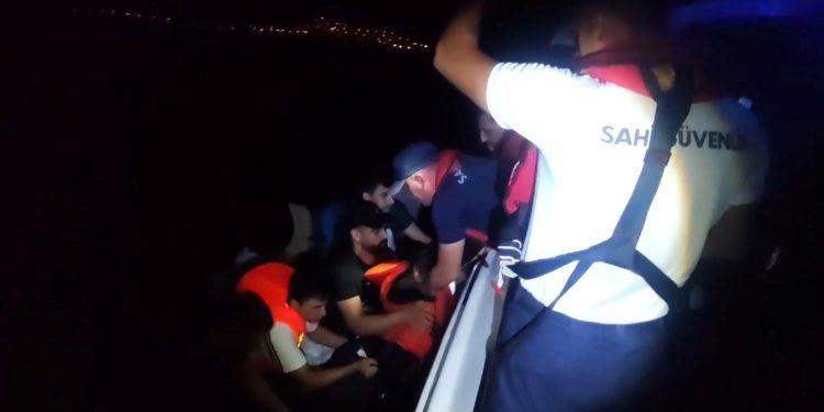 İzmir açıklarında 91 düzensiz göçmen kurtarıldı