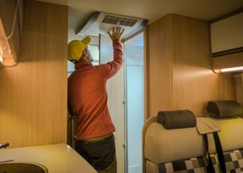 Kliması bozulan yaşlı çift, tamirci beklerken sıcaktan öldü