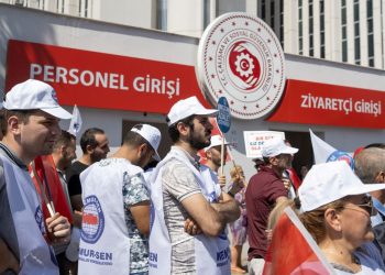 Memur ve memur emeklilerine zam bugün belli olacak mı? Bakanlıkta kritik zirve