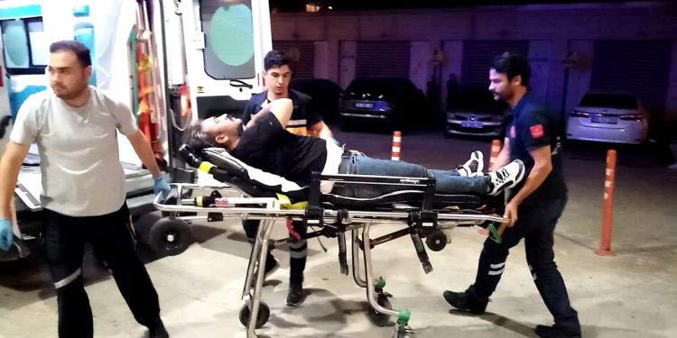 Parkta yer kavgası: 10 kişilik grup bıçakla saldırdı