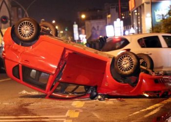 Sakarya’da trafik kazası: Takla atan otomobili bırakıp kaçtı