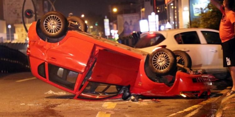 Sakarya’da trafik kazası: Takla atan otomobili bırakıp kaçtı