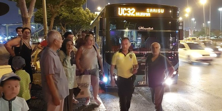 Şoför “psikolojim bozuldu” deyip araçtan indi