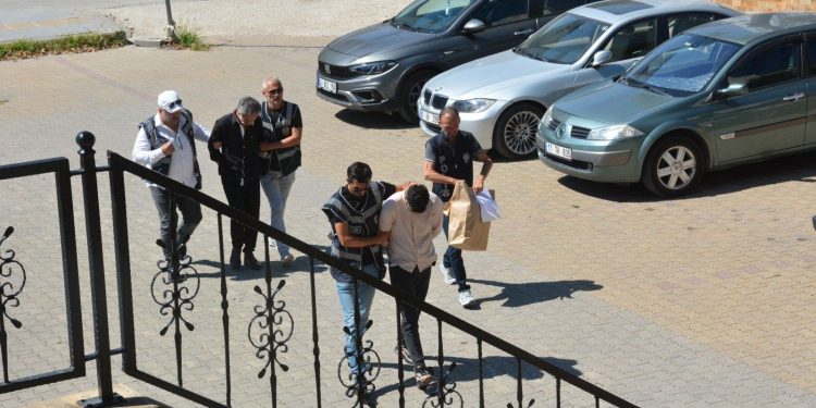 Tartıştığı kız arkadaşının parmaklarını satırla kesti