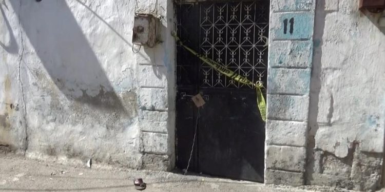 Eşini tüfekle öldürüp intihar etti