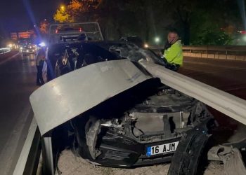 Kaza yaptığı otomobilini bırakıp koşarak kaçtı