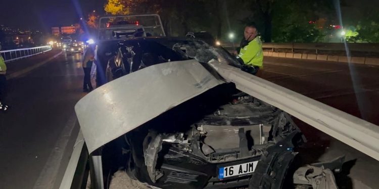 Kaza yaptığı otomobilini bırakıp koşarak kaçtı