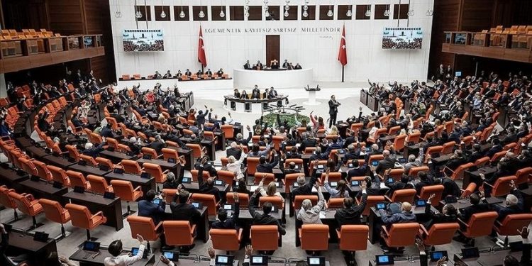 Meclis yoğun gündemle açılacak