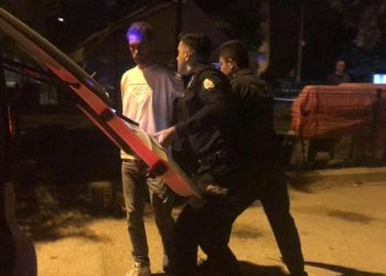 Yoldan geçenlere silah gösteren alkollü şahsa polisten suçüstü