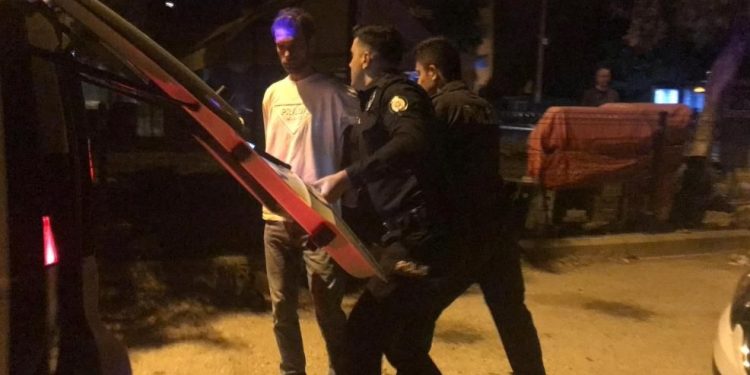 Yoldan geçenlere silah gösteren alkollü şahsa polisten suçüstü
