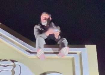 35 metre yükseklikteki esere çıktı: Alkollü şahıs ekiplere zor anlar yaşattı