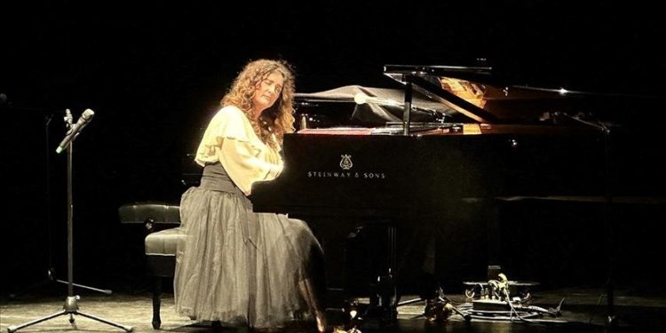 Anjelika Akbar yeni albümünün gala konserini verdi